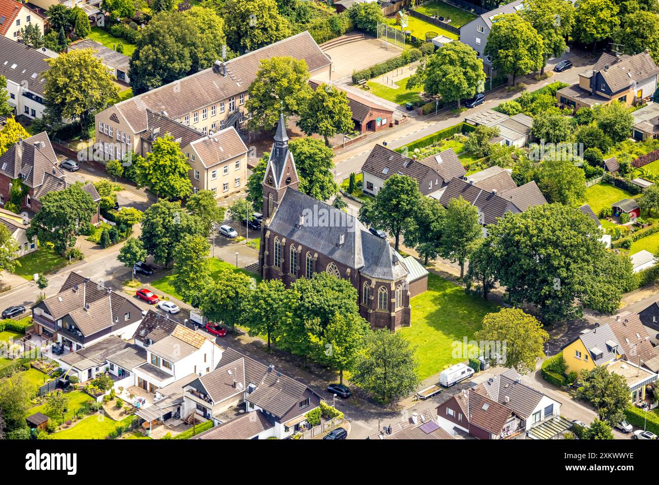 Luftbild, Kirche St. Theresia von Avila und Grundschule, Saarn - Süd, Mülheim an der Ruhr, Ruhrgebiet, Nordrhein-Westfalen, Deutschland ACHTUNGxMINDESTHONORARx60xEURO *** Vista aerea, Chiesa di Santa Teresa d'Avila e scuola elementare, Saarn Süd, Mülheim an der Ruhr area, Renania settentrionale, Germania Foto Stock