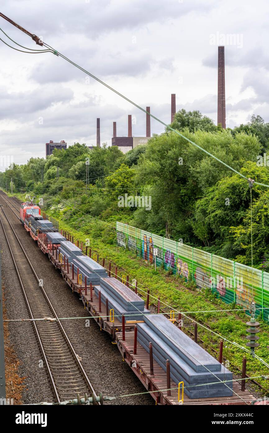 Treno merci, carico di lastre d'acciaio, sulla linea della Köln-Mindener Eisenbahn-Gesellschaft, dal 1847 uno dei più importanti collegamenti ferroviari Foto Stock