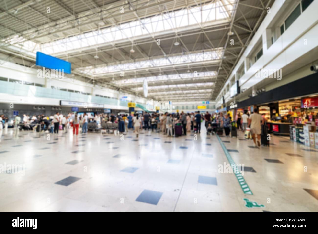 Molti passeggeri in aeroporto. Immagine sfocata. Adatto per lo sfondo. Foto Stock