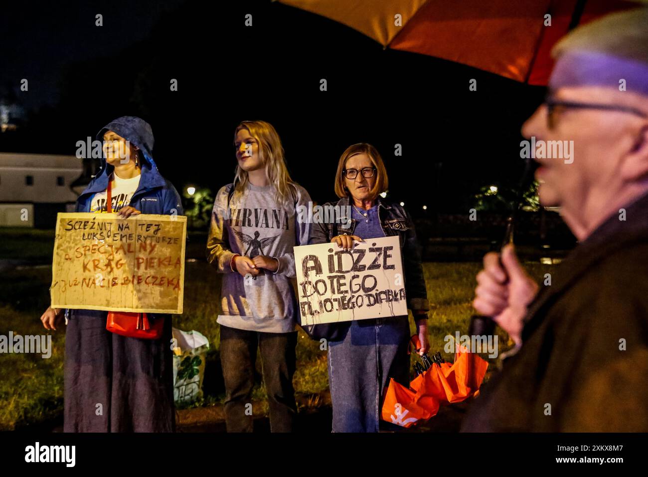 Cracovia, Polonia, 24 luglio 2024. La gente tiene striscioni durante una manifestazione contro il radicalismo e la polarizzazione nella Chiesa cattolica in Polonia, rappresentata dall'arcivescovo di Cracovia, Marek Jendraszewski, di fronte a un simbolo del cattolicesimo polacco: La finestra del Papa. Marek Jendraszewski si ritira presto e la sua eredità rimane altamente controversa. Non sostenne le riforme nella Chiesa ed era noto per le opinioni radicali, che chiedevano la discriminazione di alcuni gruppi e l'impegno nella politica di destra. Crediti: Dominika Zarzycka/Alamy Live News. Foto Stock