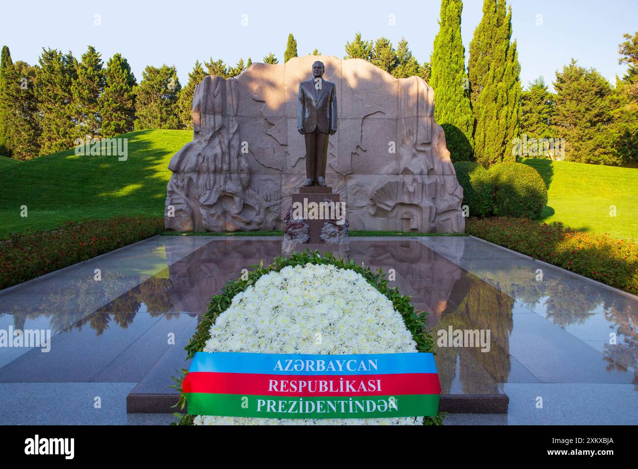 Tomba di Heydar Alirza oghlu Aliyev (1923-2003), il terzo presidente dell'Azerbaigian, al cimitero Alley of Honor di Baku, Azerbaigian Foto Stock