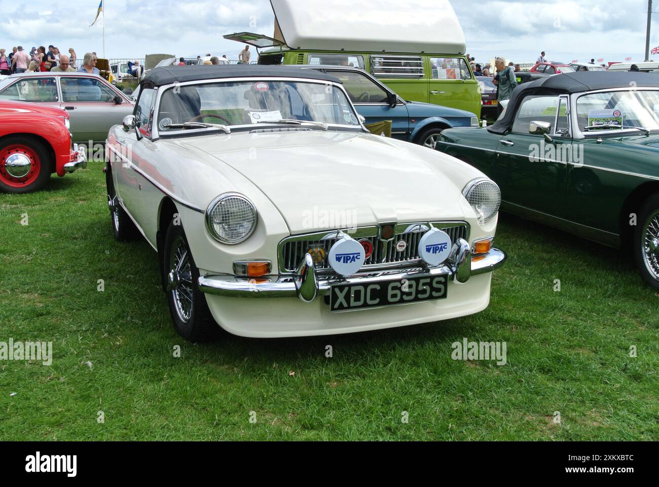 Un'auto sportiva da 1978 MG parcheggiata in esposizione al salone automobilistico classico della riviera inglese, Paignton, Devon, Inghilterra, Regno Unito. Foto Stock