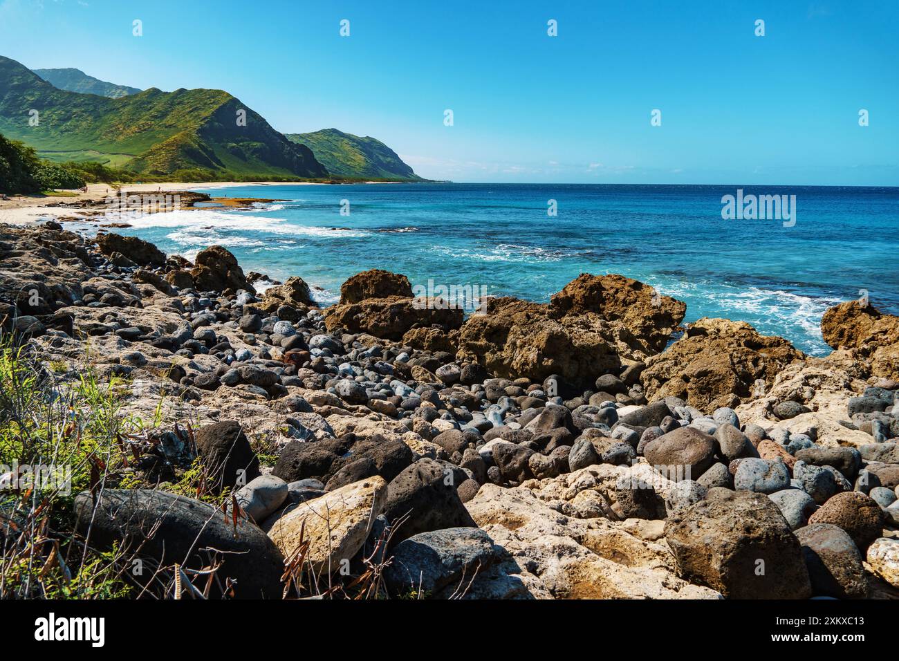 La spiaggia rocciosa, le montagne e l'oceano sono il luogo perfetto per rilassarsi e viaggiare Foto Stock
