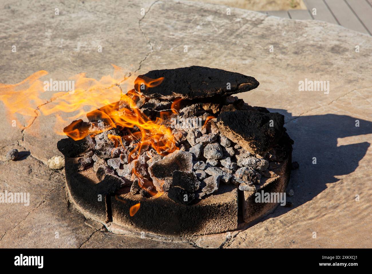 Primo piano di una fiamma eterna al Tempio del fuoco zoroastriano di Atashgah del XVII secolo a Surakhany (Baku), Azerbaigian Foto Stock