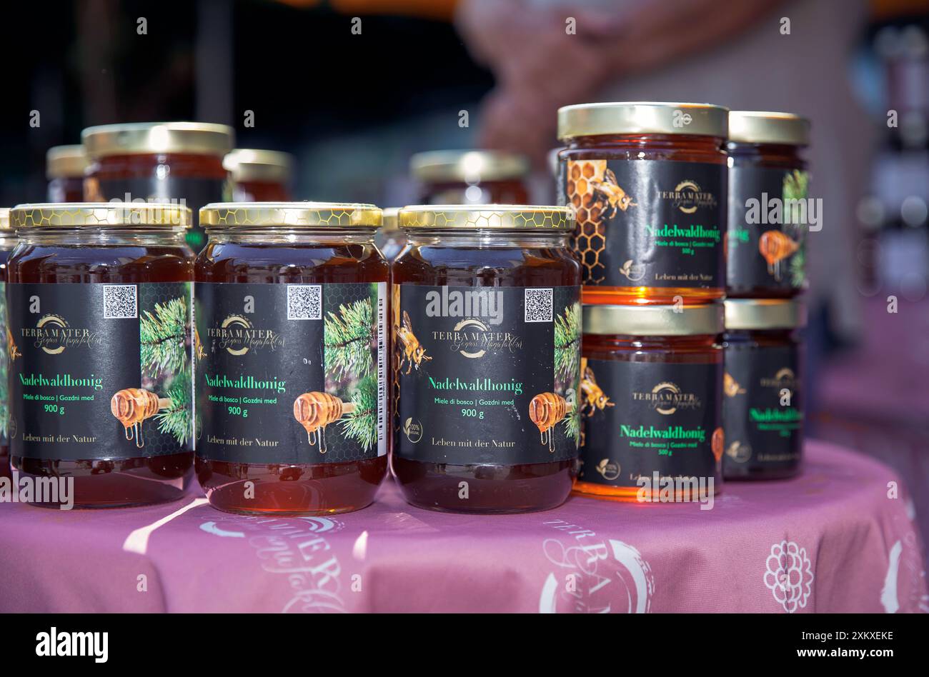 Un'esposizione di barattoli di miele della foresta nera tedesca in un mercato, che espone prodotti naturali, dolci e biologici in vendita, concetto di cibo locale Foto Stock