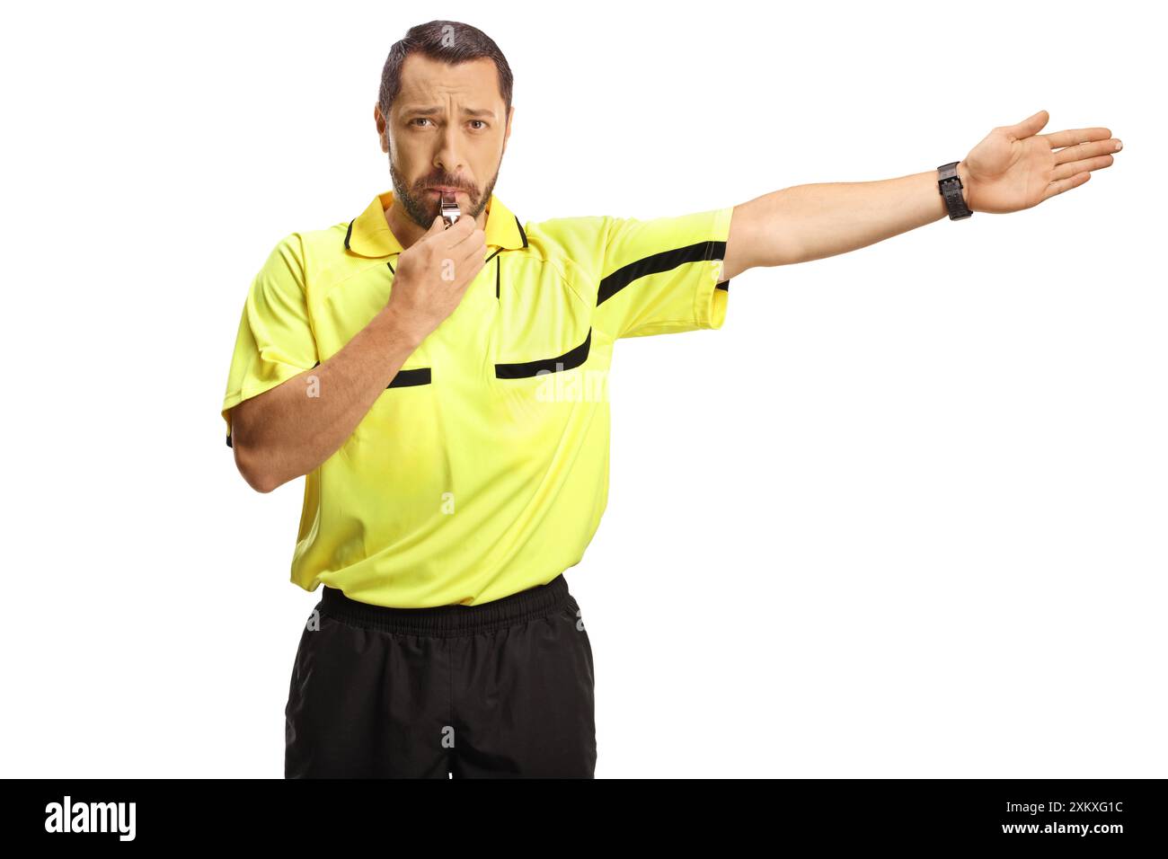 Arbitro di calcio che emette un fischio e punta con la mano isolata su sfondo bianco Foto Stock Arbitro di calcio che emette un fischio e punta con la mano isolata su sfondo bianco Foto Stock