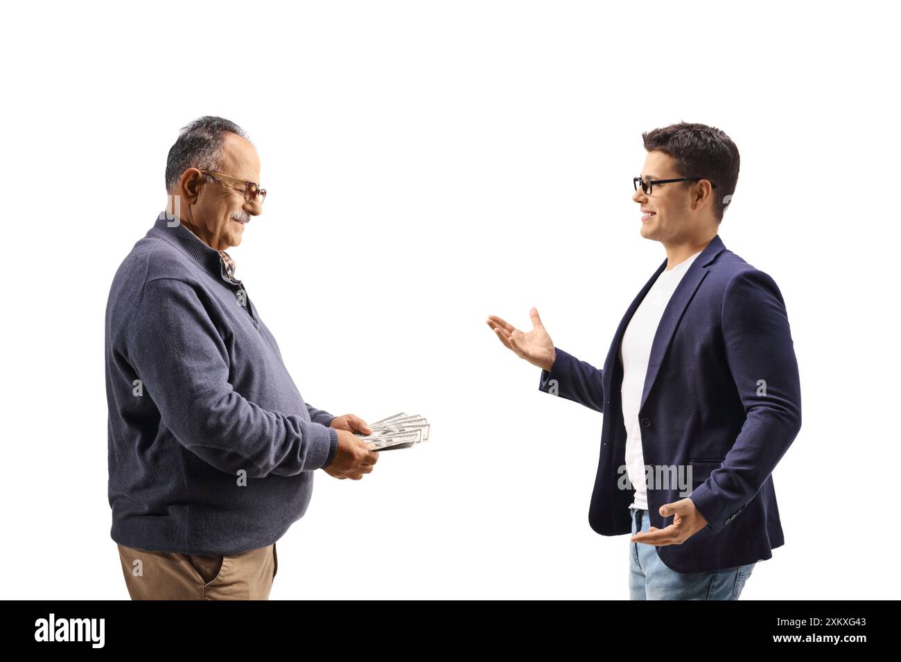 Uomo maturo che tiene i soldi e parla con un giovane isolato su sfondo bianco Foto Stock