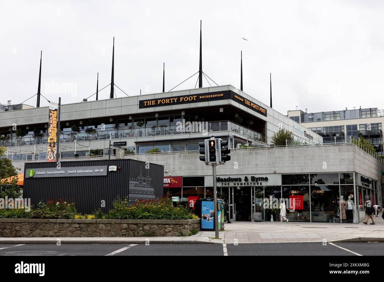 Sportello informazioni turistiche, il ristorante Forty Foot e il negozio Meadows & Byrne in Queen's Road a Dun Laoghaire, contea di Dublino, Irlanda. Foto Stock