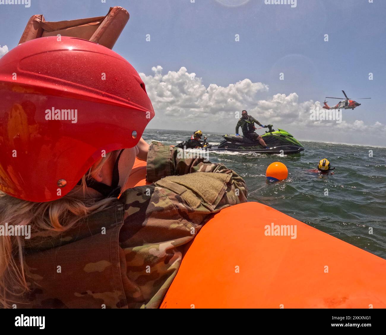 Un US Airman partecipa ad un allenamento di sopravvivenza in acqua vicino alla MacDill Air Force base, Florida, 22 luglio 2024. L'esercitazione di addestramento faceva parte del programma di sopravvivenza, evasione, resistenza ed evasione dell'Air Force progettato per preparare i membri dell'equipaggio a fuggire da un aereo abbattuto in mare aperto. (Foto U.S. Air Force di Airman Monique Stober) Foto Stock