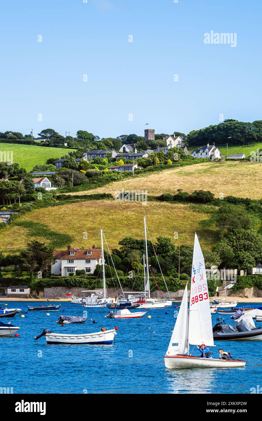 Barche e yacht sull'estuario Kingsbridge a Salcombe e Mill Bay, Batson Creek, Southpool Creek, Devon, Inghilterra, Europa Foto Stock