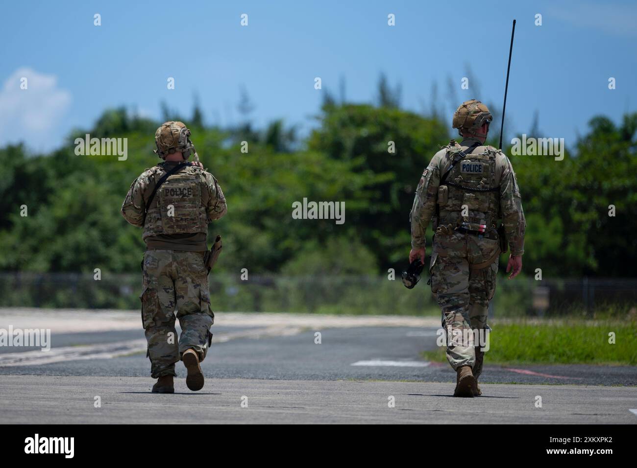 U.S. Airmen con il 169th Fighter Wing, South Carolina Air National Guard, sorvegliano il perimetro intorno al campo d'aviazione del 156th Wing durante l'esercitazione Caribbean Fox presso la Muñiz Air National Guard base, Carolina, Porto Rico, 23 luglio 2024. Caribbean Fox è stato progettato per sfidare i partecipanti in scenari di addestramento dinamici durante un periodo di due settimane, oltre a offrire formazione personalizzata per soddisfare i requisiti critici di preparazione Agile Combat Employment (ACE). (Foto della U.S. Air National Guard di Airman 1st Class Victoria A. Jewett) Foto Stock
