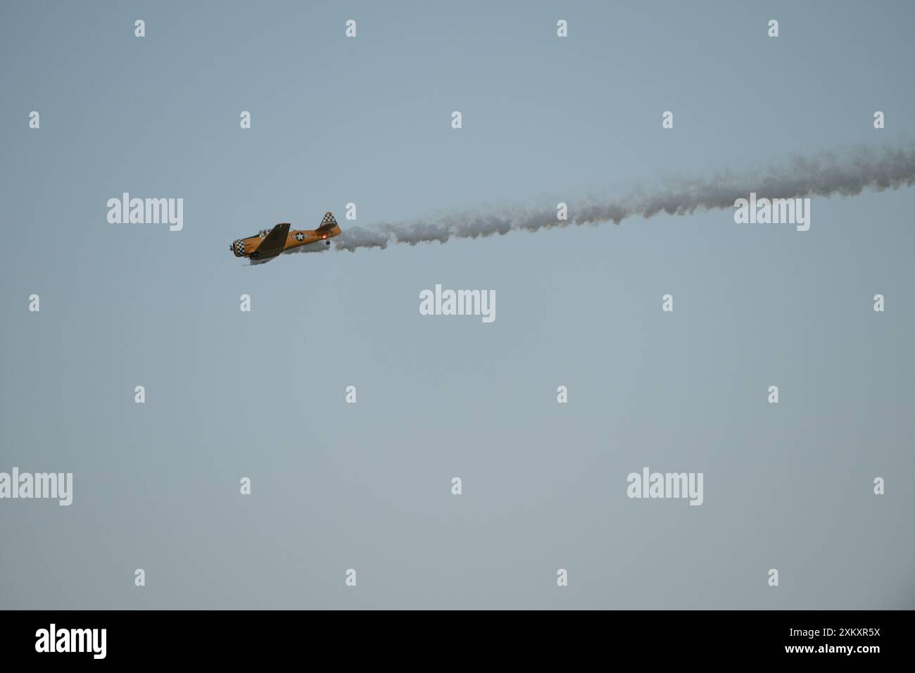 Un T-6 Texan Aircraft si esibisce durante il Wings Over Whiteman Twilight Show sulla Whiteman Air Force base, Mo., 12 luglio 2024. Attraverso spettacoli aerei e sorvoli, la U.S. Air Force mira a emozionare e ispirare il pubblico, mostrando al contempo le abilità d'élite dei piloti dell'Air Force. (Foto U.S. Air Force di Senior Airman Bryson Britt) Foto Stock