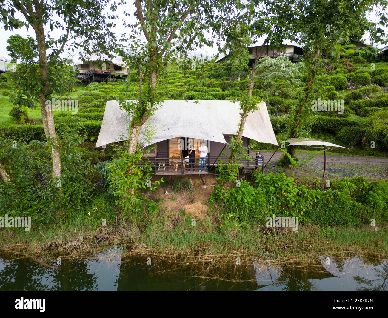 Rifugio tranquillo sul lago naturale con Tent Lodging Resort, rifugio all'aperto Foto Stock