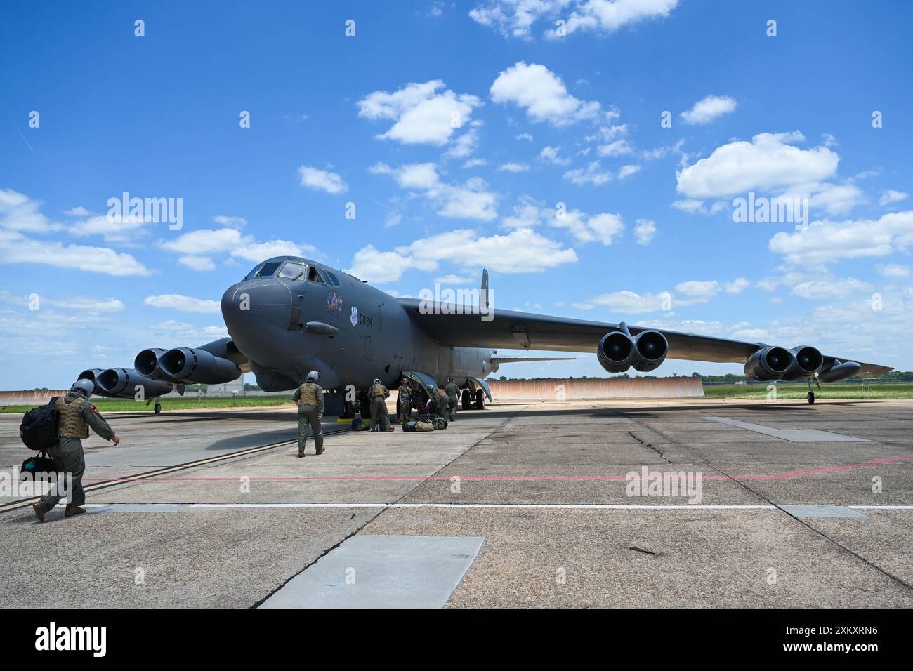 I membri degli equipaggi del 20th Bomb Squadron e del 307th Bomb Wing si recano su un B-52H Stratofortress mentre si prepara al decollo a sostegno della Bomber Task Force Europe 24-4 20 luglio 2024 presso la Barksdale Air Force base, la. Mantenere una presenza statunitense in Europa rafforza la sicurezza nazionale degli Stati Uniti incoraggiando la pace, l'unità e la coesione tra le singole nazioni europee. (Foto U.S. Air Force di Airman 1st Class Rhea Beil) Foto Stock