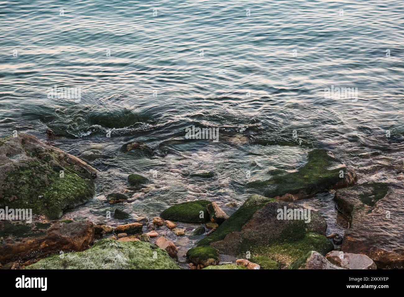 Costa rocciosa del Golfo Persico con il tempo nuvoloso. Kish Island, Iran Foto Stock