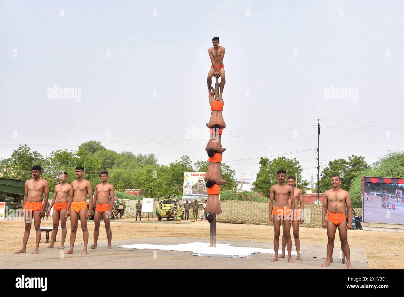 Bikaner, Rajasthan, India. 23 luglio 2024. L'esercito indiano esegue Mallakhamb durante la celebrazione del Giubileo d'Argento Kargil Vijay Diwas. (Credit Image: © Dinesh Gupta/Pacific Press via ZUMA Press Wire) SOLO PER USO EDITORIALE! Non per USO commerciale! Foto Stock