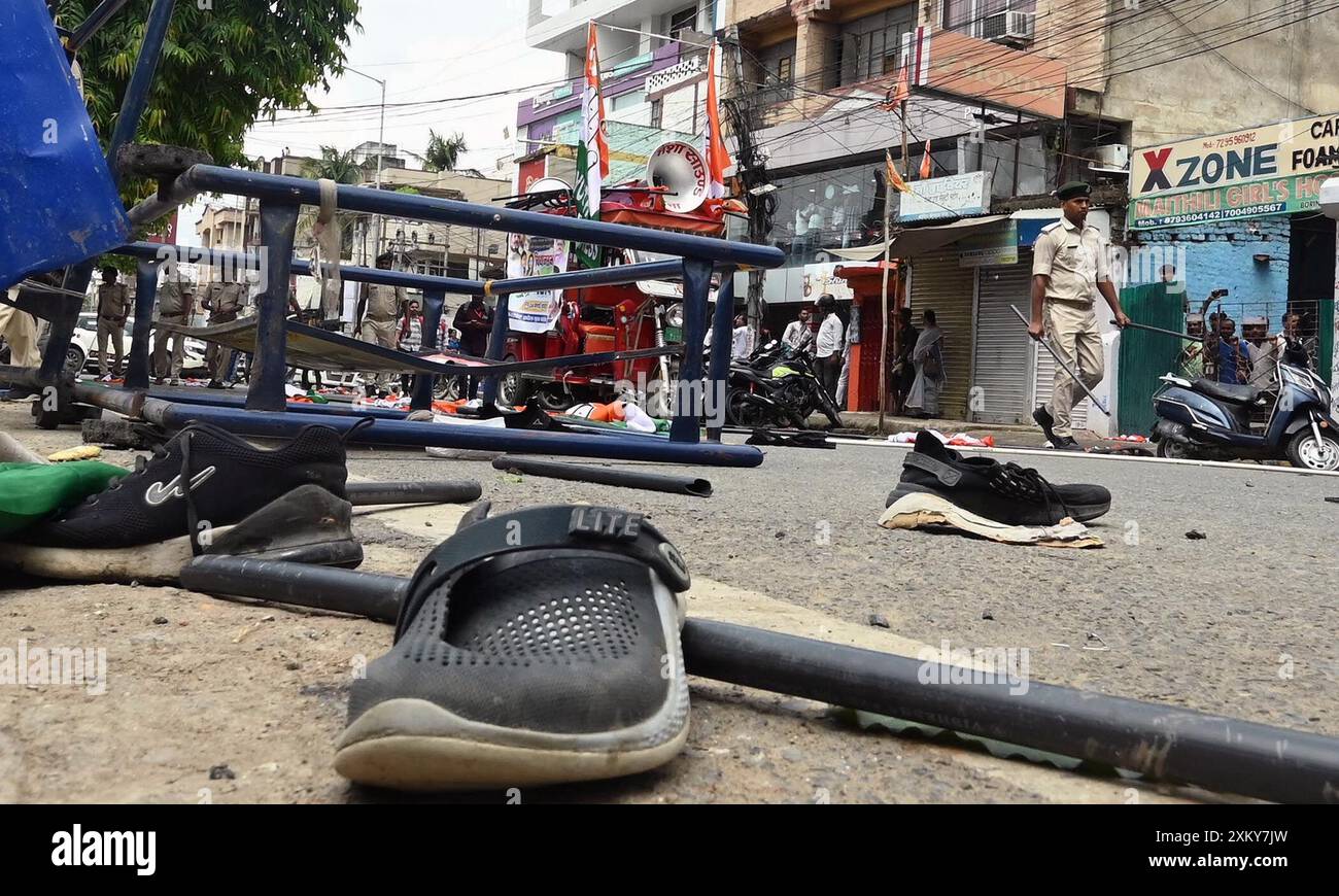 Patna, India. 24 luglio 2024. PATNA, INDIA - 24 LUGLIO: La polizia ricorre all'accusa di lathi sui membri del Congresso Nazionale della Gioventù durante la marcia di Vidhan Sabha sulle loro varie richieste per l'attraversamento di strade noiose il 24 luglio 2024 a Patna, India. (Foto di Santosh Kumar/Hindustan Times/Sipa USA) credito: SIPA USA/Alamy Live News Foto Stock