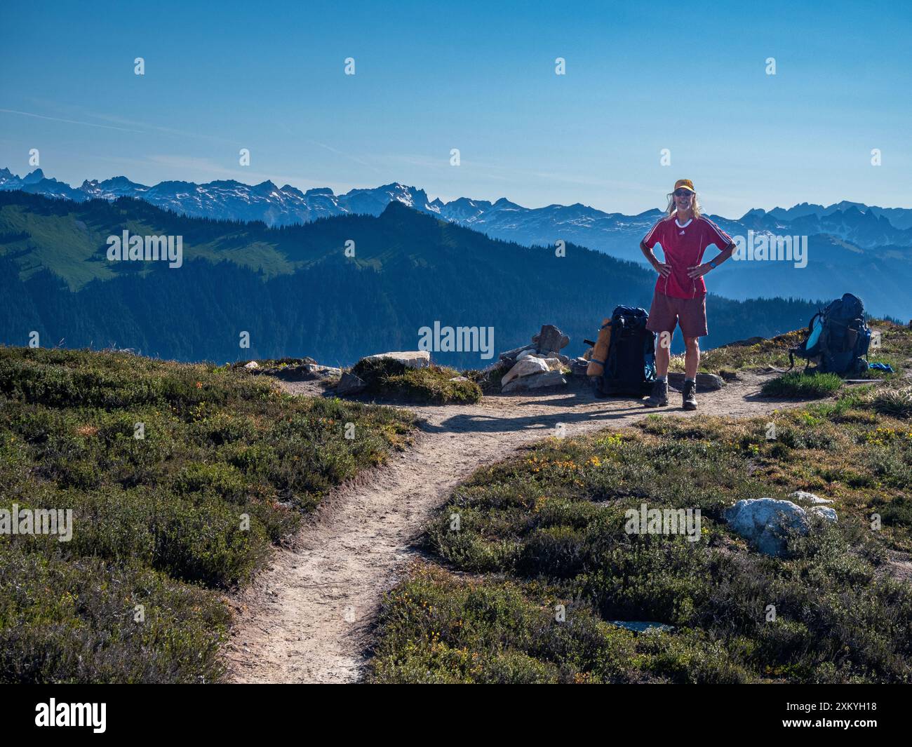 WA25546-00...WASHINGTON - Tom Kirkendall sulla sommità del Fire Creek Pass nell'area Glacier Peak Wilderness. Foto Stock