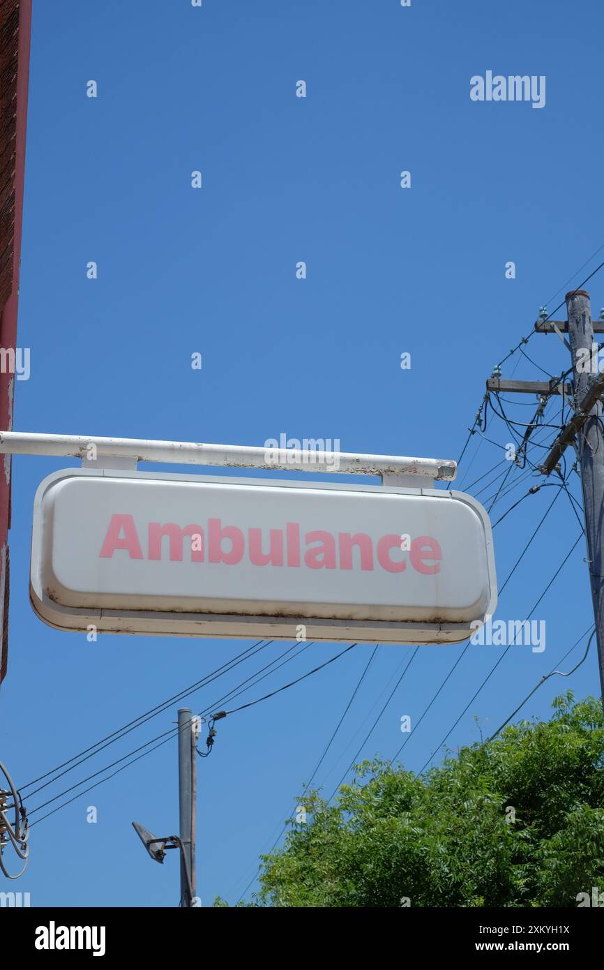 Cartello di ambulanza del nuovo Galles del Sud visto contro il cielo blu su un muro fuori da un deposito, garage a Marrickville, Sydney Foto Stock