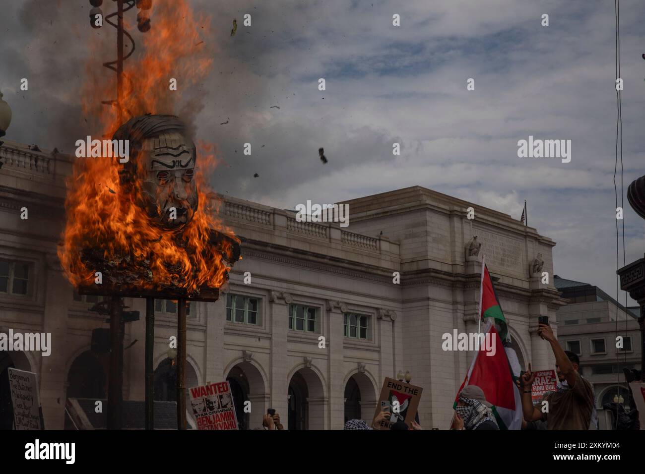 Washington DC, USA, USA, 24 luglio 2024. Gli attivisti pro-palestinesi hanno messo in fiamme un'effigie di Netanyahu durante una protesta alla Union Station, Washington DC, USA, il 24 luglio 2024. Migliaia di persone sono riunite per dimostrazioni con una serie di richieste, tra cui il rilascio di ostaggi, il cessate il fuoco di Gaza e l'arresto del primo ministro israeliano Benjamin Netanyahu. Nel giorno in cui Netanyahu si rivolse al Congresso degli Stati Uniti a Washington, mentre cercava di rafforzare il sostegno degli Stati Uniti alla guerra del suo paese a Gaza. (Foto di Aashish Kiphayet/ Alamy Live News) Foto Stock