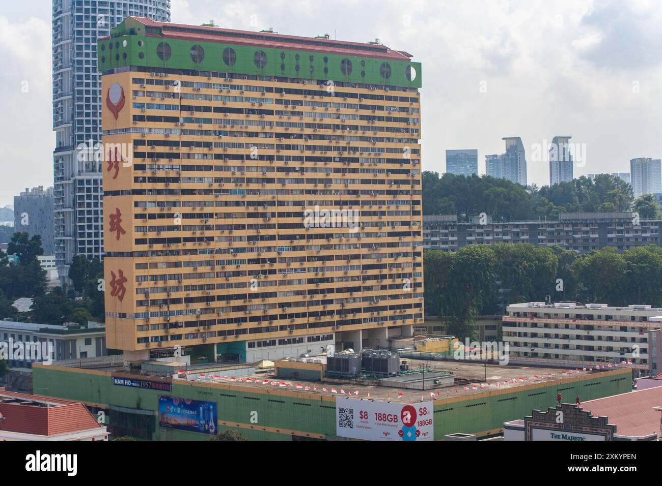 People's Park Complex a Chinatown, piantato con molte bandiere di Singapore intorno al tetto. Design architettonico brutalista. Singapore. Foto Stock