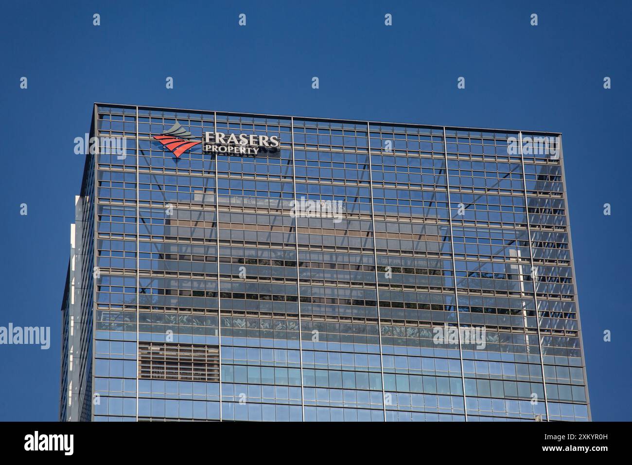 Luglio 2024. Il logo Frasers Property Business sulla sommità di un grattacielo, Singapore Foto Stock