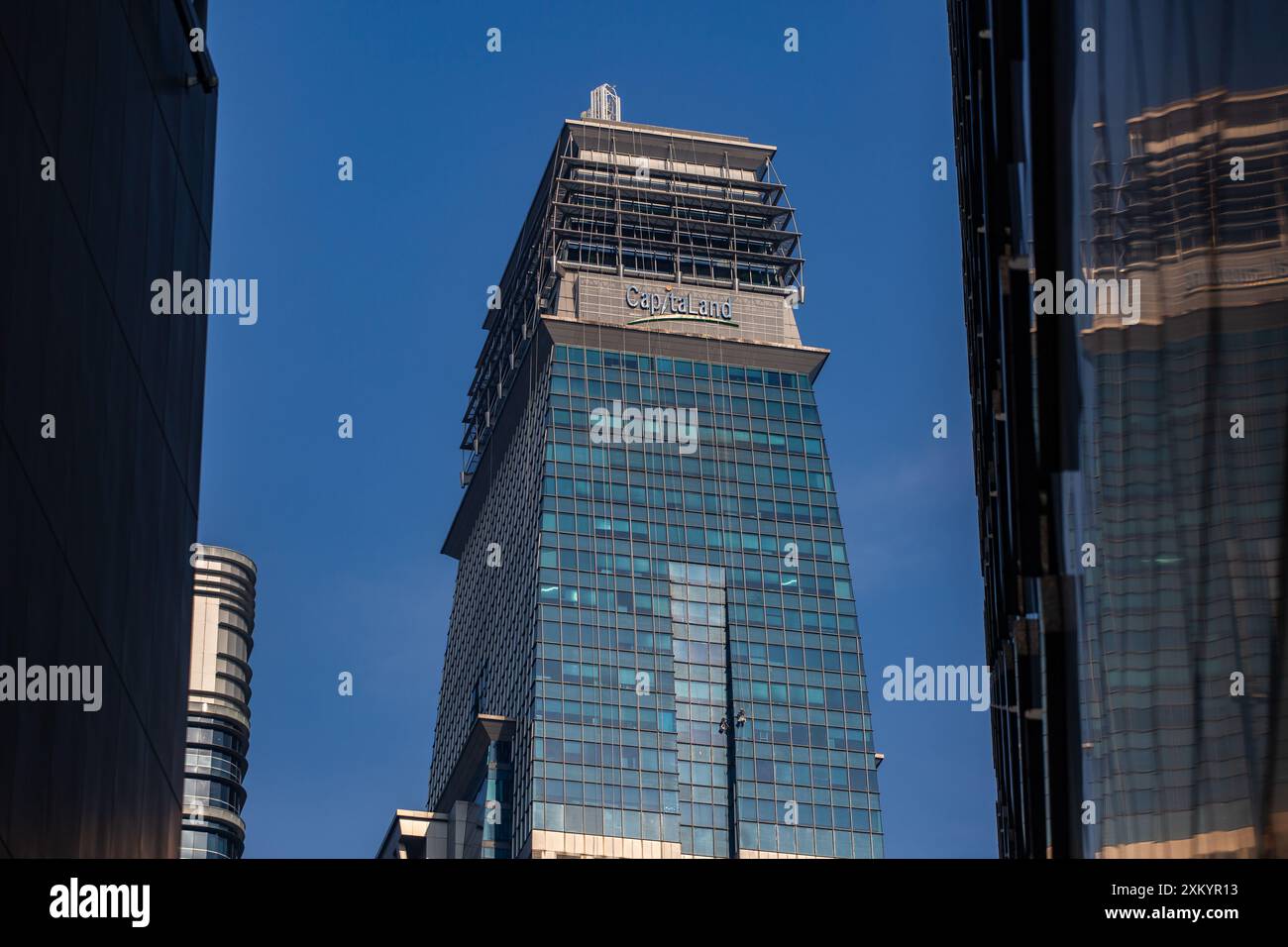 Luglio 2024. Logo aziendale Capitaland in cima all'edificio per mostrare visibilità anche da lontano. Singapore. Foto Stock