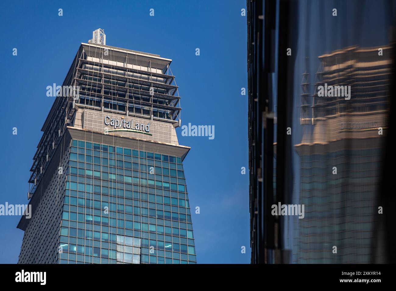 Luglio 2024. Logo aziendale Capitaland in cima all'edificio per mostrare visibilità anche da lontano. Singapore. Foto Stock