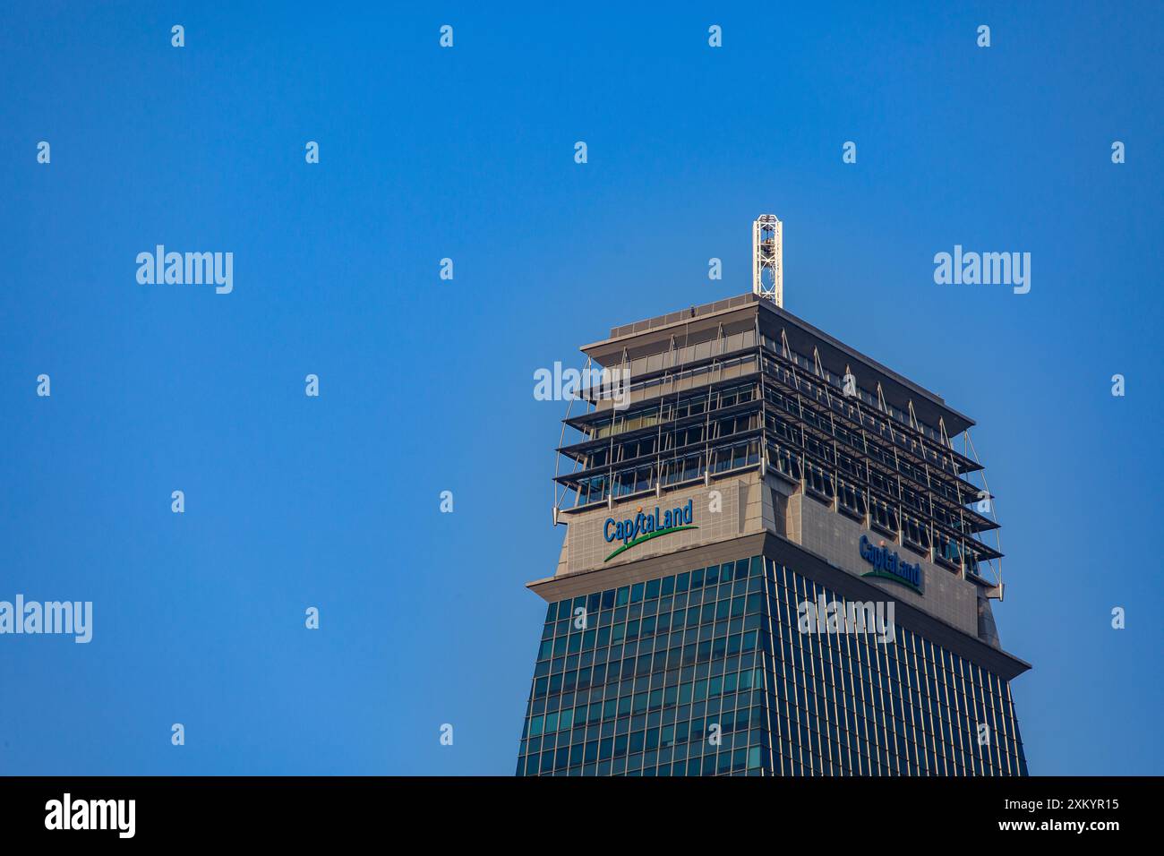 Luglio 2024. Logo aziendale Capitaland in cima all'edificio per mostrare visibilità anche da lontano. Singapore. Foto Stock