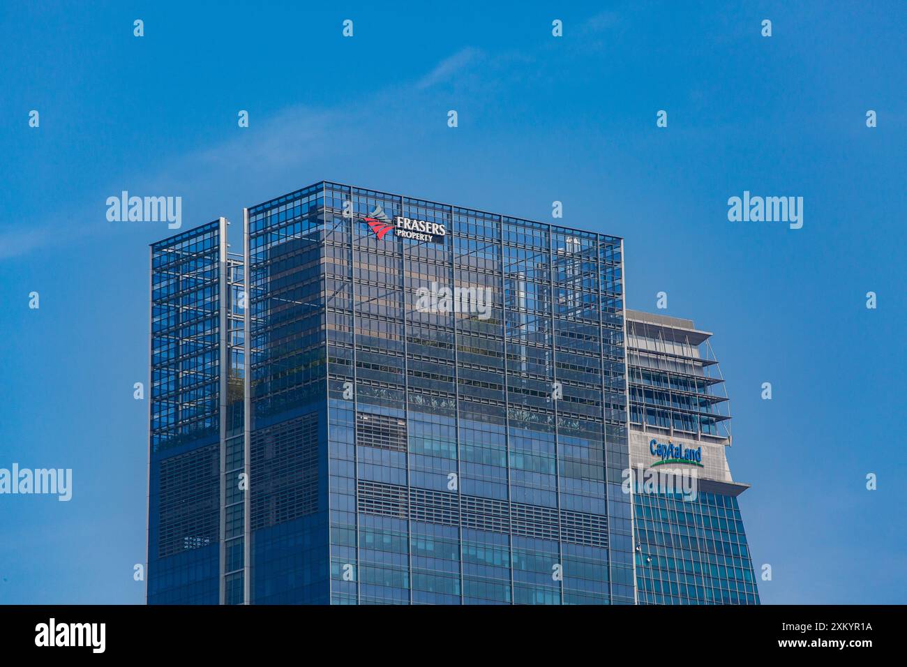 Luglio 2024. Frasers Property e il logo aziendale Capitaland in cima a un grattacielo, Singapore Foto Stock