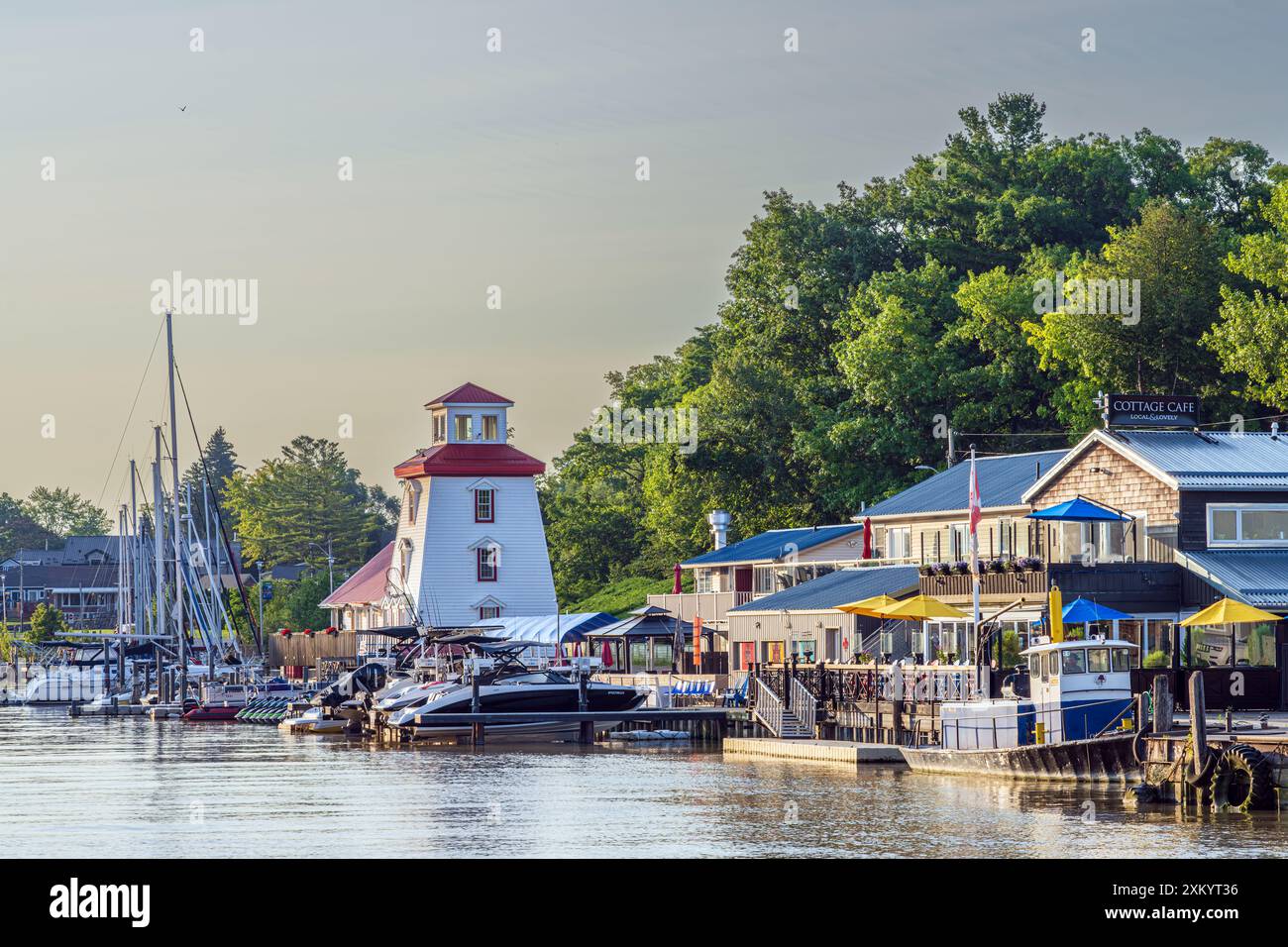 Situato sulle rive del lago Huron nell'Ontario sudoccidentale, Grand Bend è una destinazione turistica molto popolare grazie alle sue splendide spiagge e Foto Stock Situato sulle rive del lago Huron nell'Ontario sudoccidentale, Grand Bend è una destinazione turistica molto popolare grazie alle sue splendide spiagge e Foto Stock