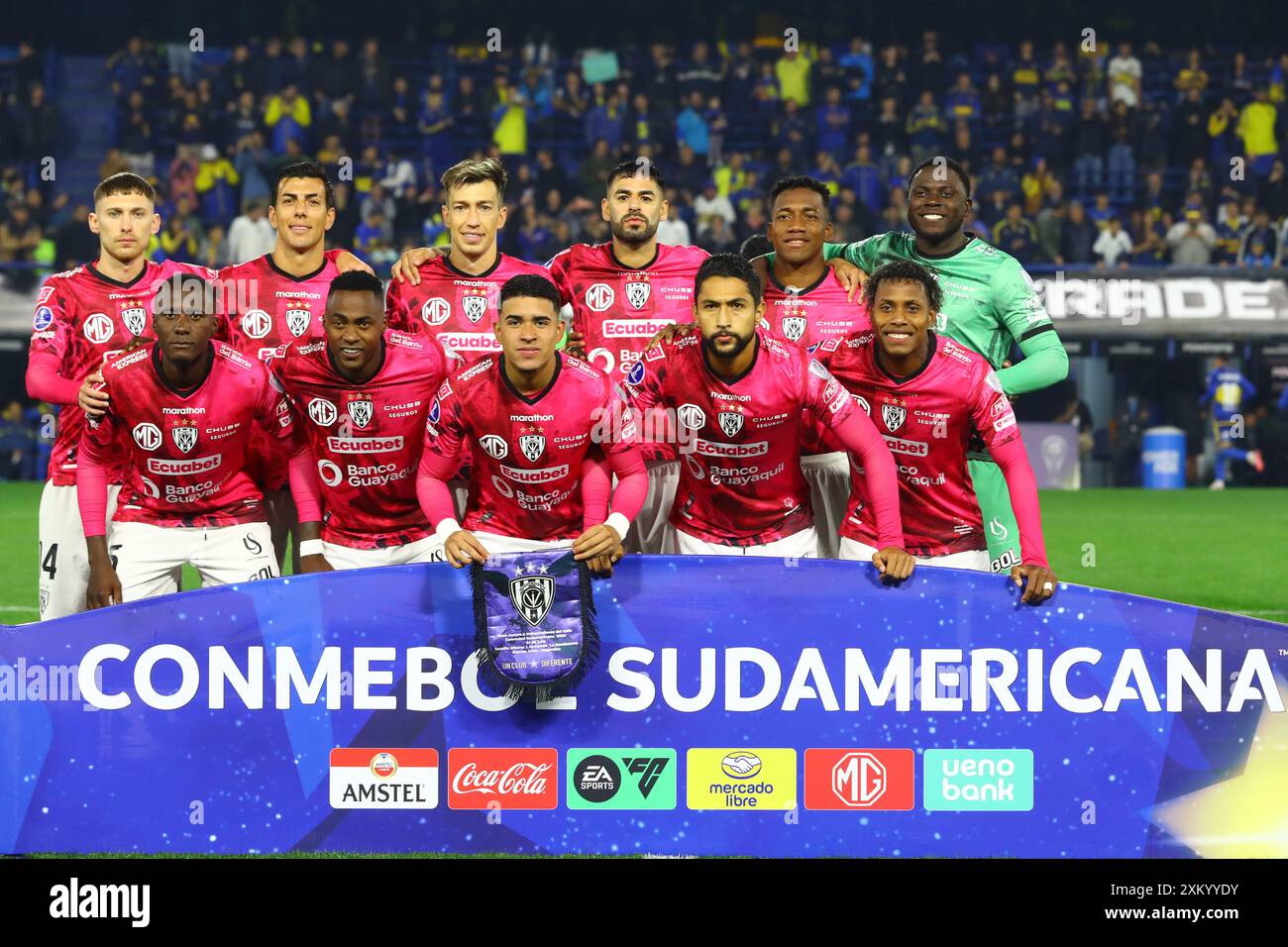 I calciatori dell'Independiente del Valle dell'Ecuador posano per una foto prima della partita di Copa Sudamericana contro il Boca Juniors argentino, allo stadio la Bombonera di Buenos Aires il 24 luglio 2024. Foto Stock