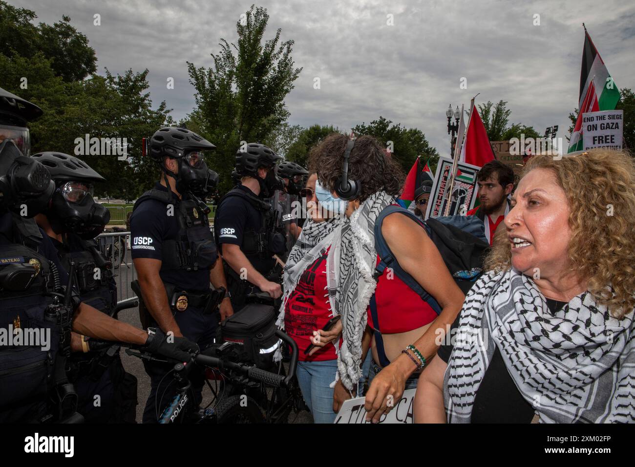 Washington DC, Stati Uniti. 24 luglio 2024. I manifestanti urlano mentre la polizia antisommossa affronta i manifestanti pro-palestinesi durante una protesta intorno al National Mall, Washington DC, USA, il 24 luglio 2024. Migliaia di persone sono riunite per dimostrazioni con una serie di richieste, tra cui il rilascio di ostaggi, il cessate il fuoco di Gaza e l'arresto del primo ministro israeliano Benjamin Netanyahu. Nel giorno in cui Netanyahu si rivolse al Congresso degli Stati Uniti a Washington, cercando di rafforzare il sostegno degli Stati Uniti alla guerra del suo paese a Gaza. (Foto di Aashish Kiphayet/Sipa USA) credito: SIPA USA/Alamy Live News Foto Stock