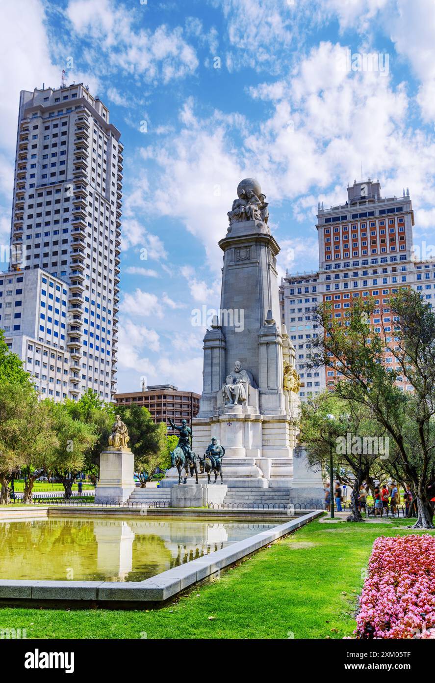 Vista del monumento Cervantes, la Torre di Madrid Foto Stock