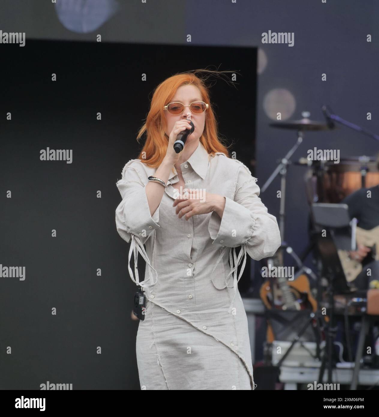 Noemi cantante durante le prove d'orchestra e test acustico in piazza Duomo a Milano per radio Italia. Foto Stock