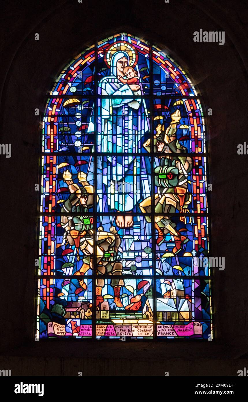 Sainte-Mère-Église, famosa per il memoriale del paracadute del D-Day della seconda guerra mondiale Foto Stock