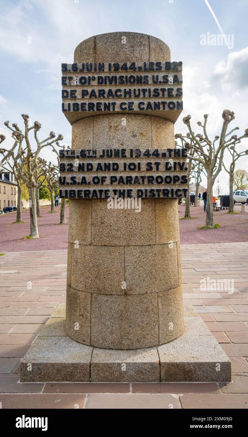 Sainte-Mère-Église, famosa per il memoriale del paracadute del D-Day della seconda guerra mondiale Foto Stock