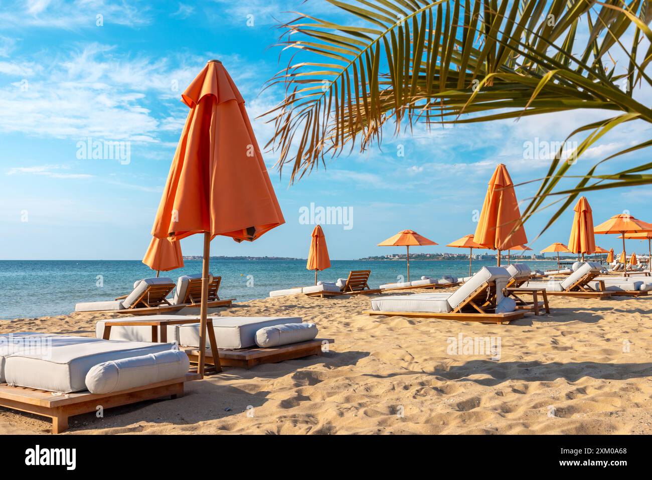 Sdraio da spiaggia con ombrelloni su Sunny Beach. Bulgaria Foto Stock