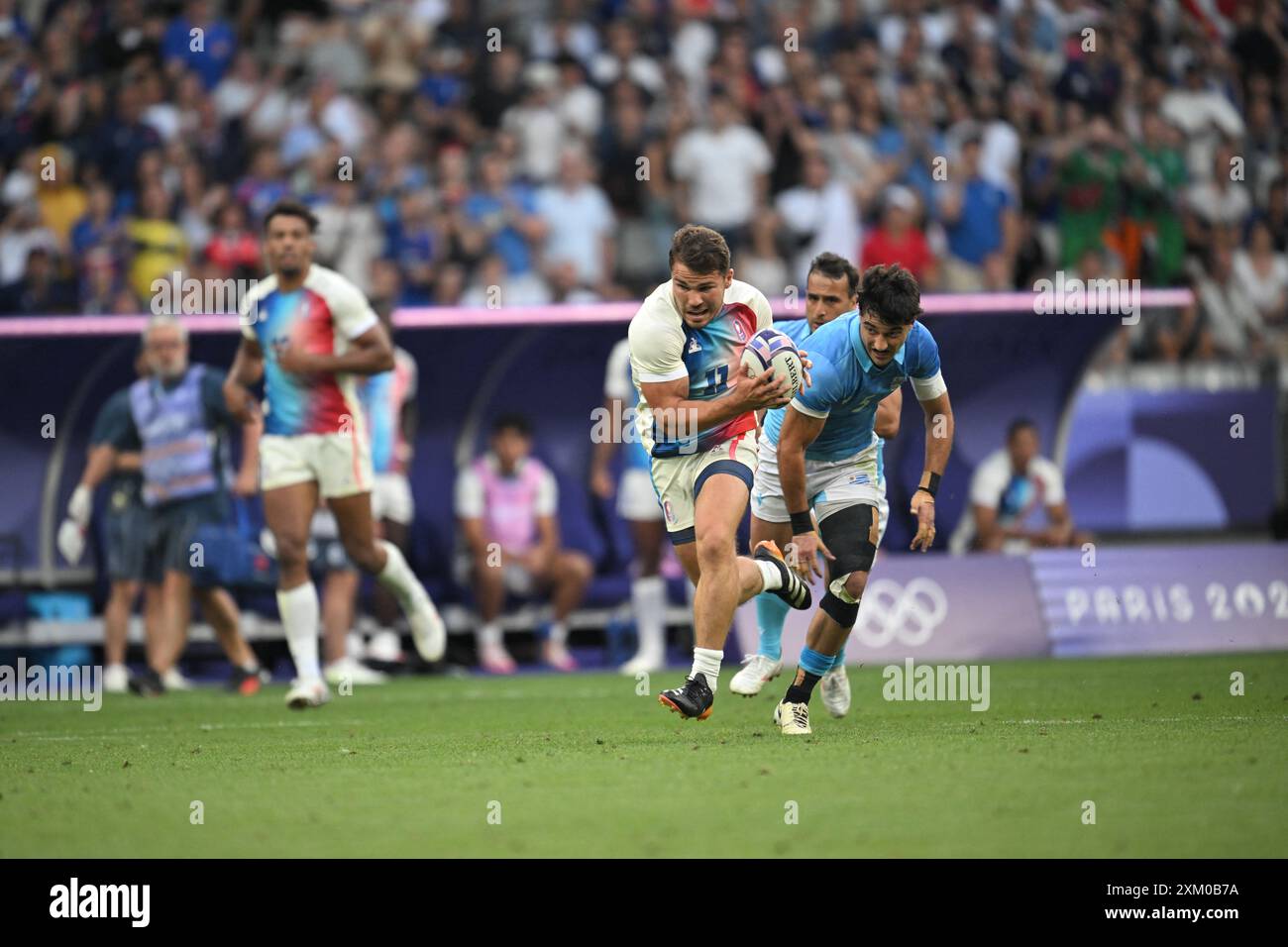 Saint Denis, Francia. 15 ottobre 2022. Team France Antoine Dupont (11), Team Uruguay Baltazar Amaya (10), Team Uruguay Bautista basso (5) durante il Rugby Seven maschile match tra Francia e Uruguay allo Stade de France di Saint-Denis, in Francia, il 24 luglio 2024. Foto di Eliot Blondet/ABACAPRESS. COM credito: Abaca Press/Alamy Live News Foto Stock