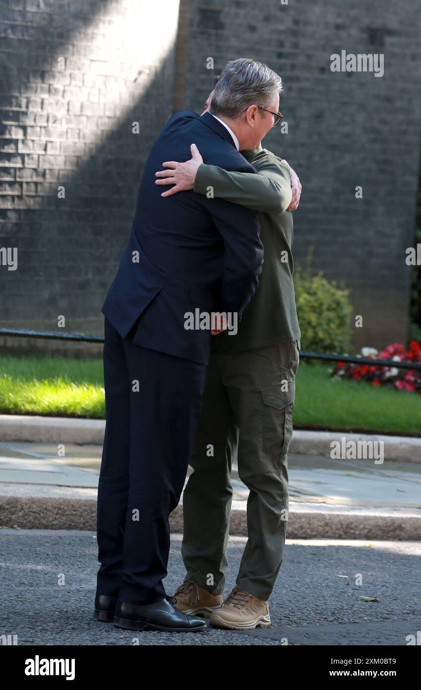 Il primo ministro britannico Keir Starmer saluta il presidente ucraino Volodymyr Zelensky al 10 di Downing Street a Londra, Inghilterra. Foto Stock