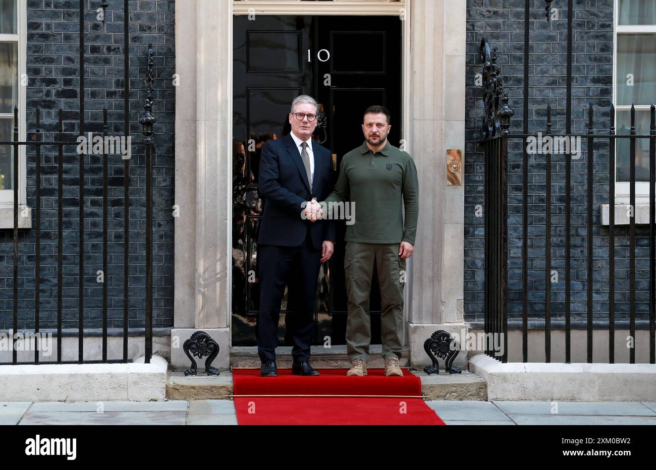 Il primo ministro britannico Keir Starmer saluta il presidente ucraino Volodymyr Zelensky al 10 di Downing Street a Londra, Inghilterra. Foto Stock