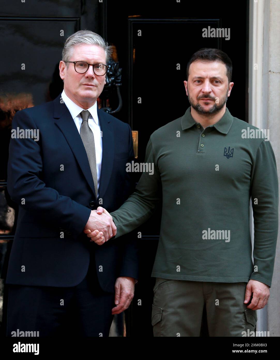 Il primo ministro britannico Keir Starmer saluta il presidente ucraino Volodymyr Zelensky al 10 di Downing Street a Londra, Inghilterra. Foto Stock