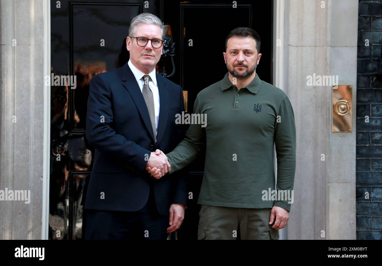 Il primo ministro britannico Keir Starmer saluta il presidente ucraino Volodymyr Zelensky al 10 di Downing Street a Londra, Inghilterra. Foto Stock