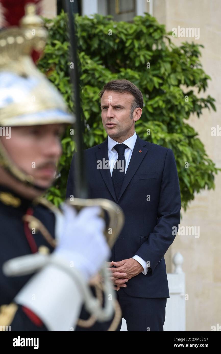 Parigi, Francia. 24 luglio 2024. Incontro tra il Presidente Emmanuel Macron e il Presidente della Repubblica di Gibuti Ismail Omar Guelleh con la firma di un trattato di cooperazione in materia di difesa TCMD, il 24 luglio 2024 presso il Palazzo Elysee di Parigi, Francia. Foto di Isa Harsin/Pool/ABACAPRESS. COM credito: Abaca Press/Alamy Live News Foto Stock