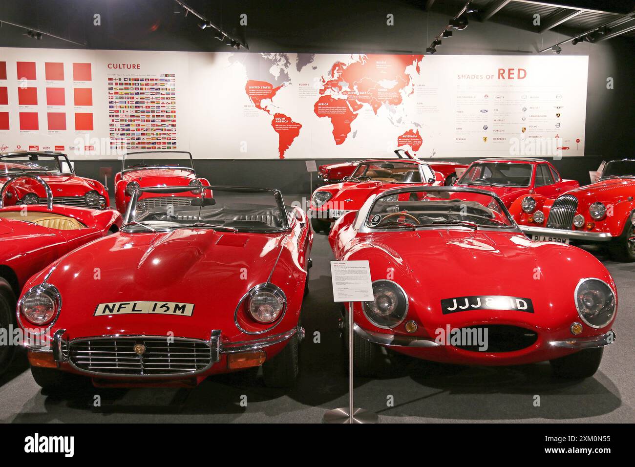 Jaguar e-Type S3 V12 (1973) e Jaguar XKSS (replica, 1966), Red Room, Haynes International Motor Museum, Sparkford, Somerset, Inghilterra, Regno Unito, Europa Foto Stock