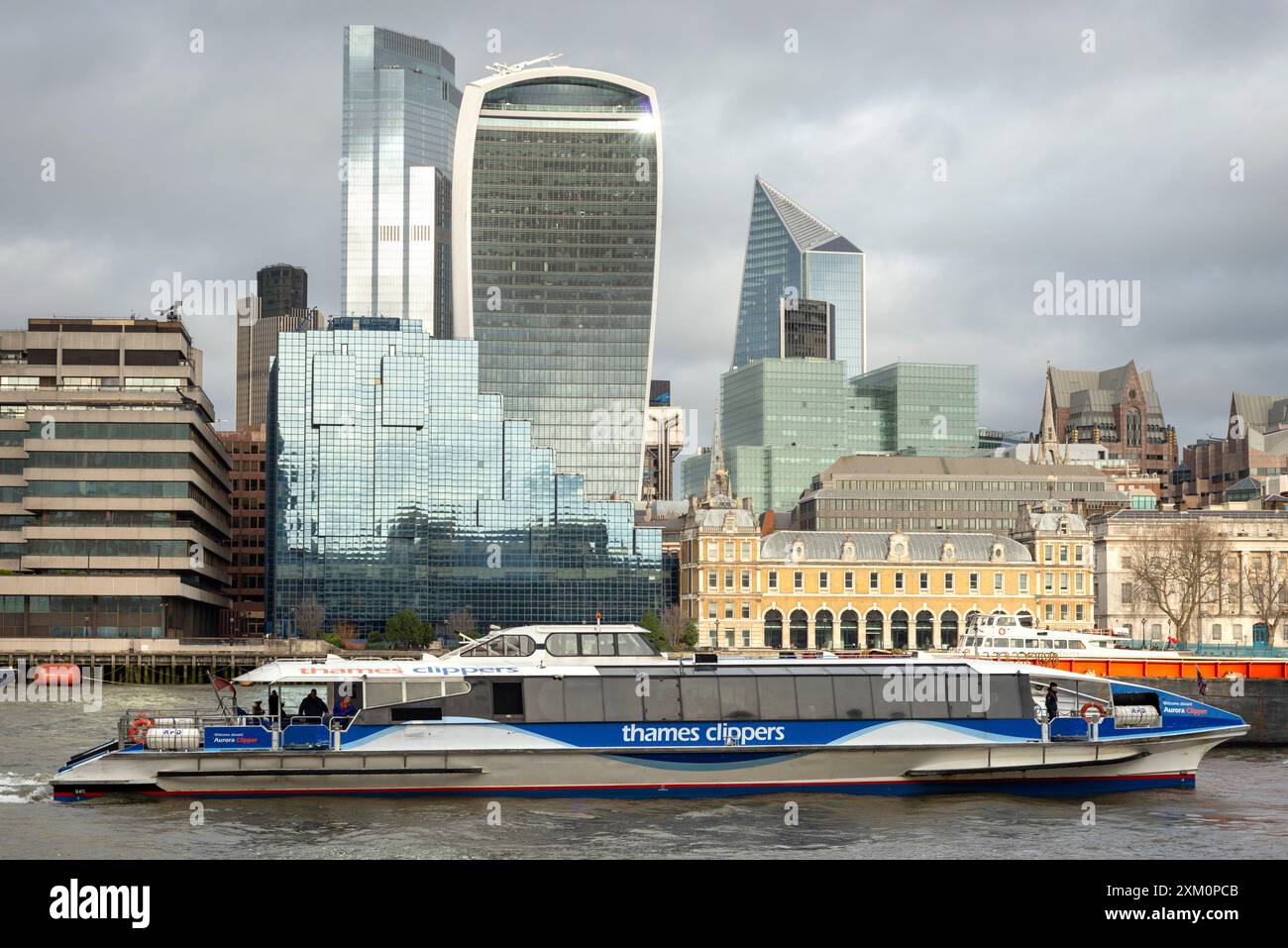 Vista della città di Londra con Custom House e MBNA Thames Clippers barca come paesaggio urbano del quartiere finanziario, Londra, Regno Unito a gennaio 2020 Foto Stock