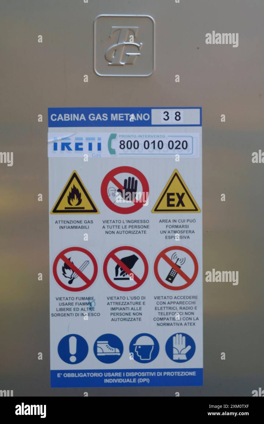 Parma, Italia 24 luglio 2024 cartello segnaletico che elenca le norme di sicurezza per lavorare in cabina a gas metano, sottolineando l'importanza di Workplace sa Foto Stock