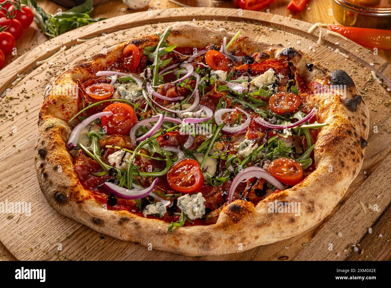 Pizza artigianale cotta a legna su tavola rustica di legno Foto Stock