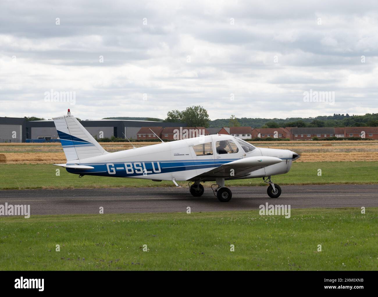 Piper PA-28-140 Cherokee presso Wellesbourne Airfield, Warwickshire, Regno Unito (G-BSLU) Foto Stock