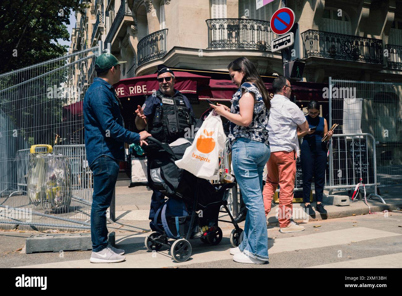 Parigi, Francia. 24 luglio 2024. Controllo dell'orientamento e del codice QR, di fronte a un ristorante, a pochi passi dalla Torre Eiffel. Giochi olimpici di Parigi 2024. Foto di illustrazioni fuori dai giochi sulle banchine e altrove. Francia, Parigi il 24 luglio 2024. Foto di Patricia Huchot-Boissier/ABACAPRESS. COM credito: Abaca Press/Alamy Live News Foto Stock